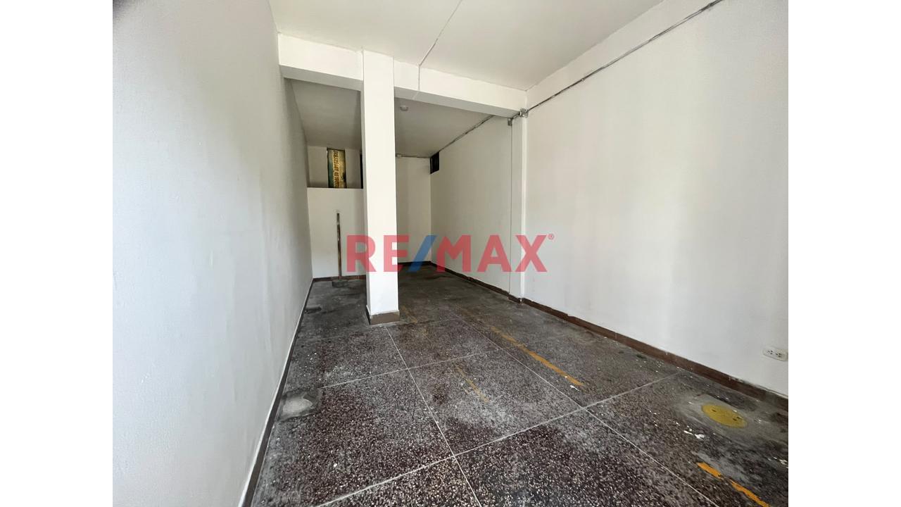 Excelente Oportunidad De Alquiler! Local Comercial Estratégico. Ubicado  En Av. Arriola.