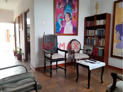 Venta De Amplio Departamento En Breña
