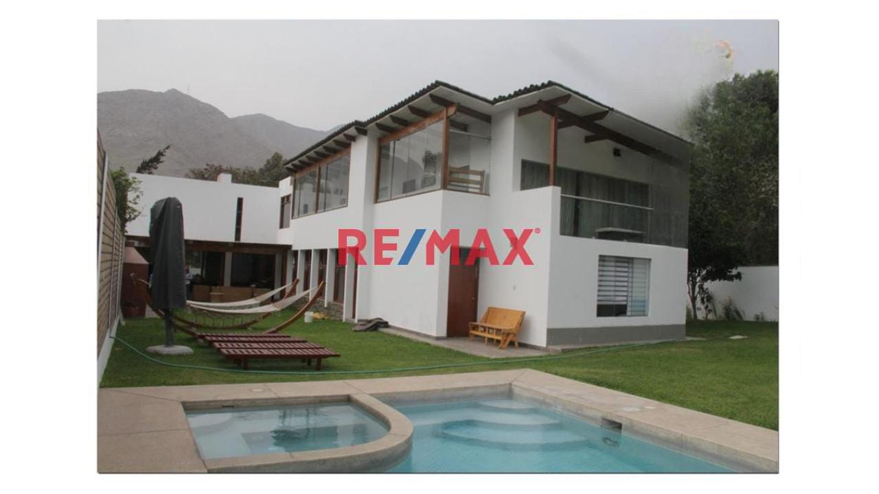 Moderna Casa De Campo/ Chosica