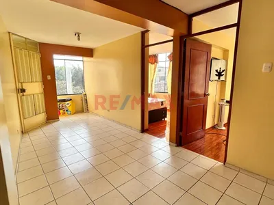 Se Vende Lindo Departamento En Avenida Andahuaylas, Esquina, A Pocos Pasos De La Panamericana Norte Y La Av. Las Palmeras.