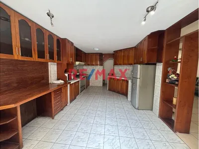 Venta De Casa De 3 Pisos En Ate