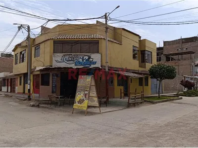 Se Vende Amplio Local Comercial En Toda La Esquina Con Dos Frentes Y Amplia Cochera Chincha