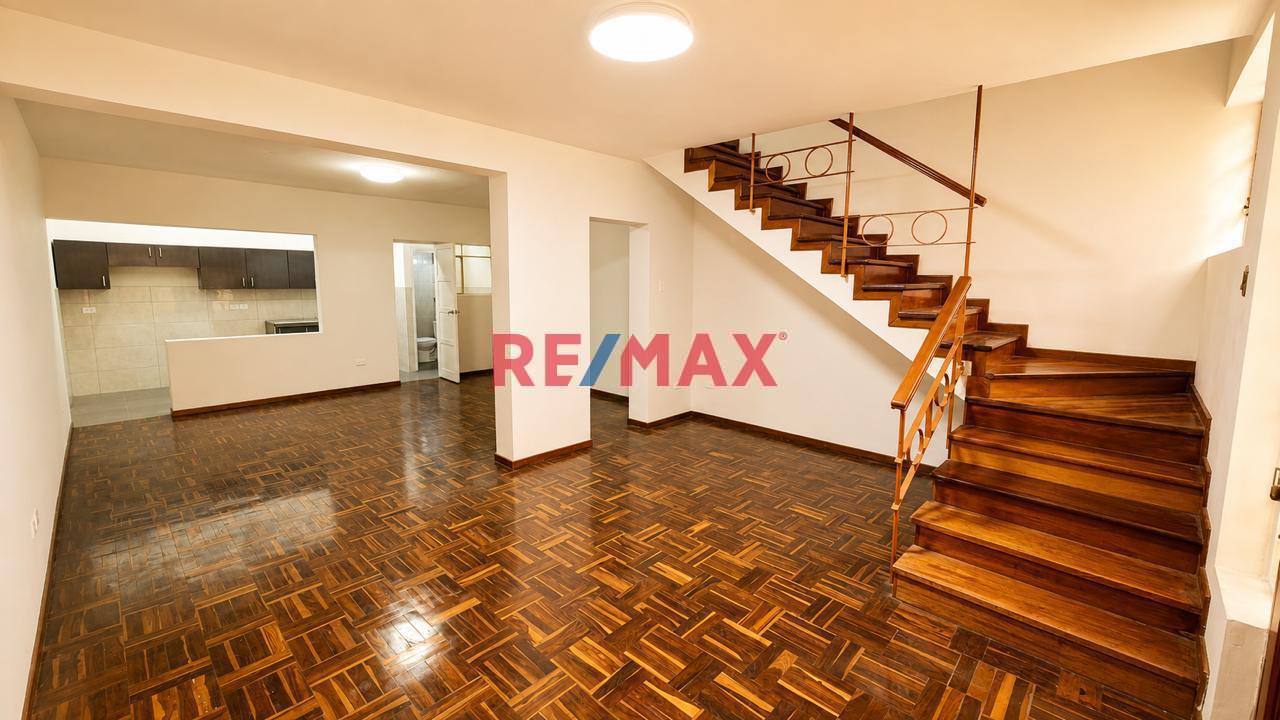Casa De Tres Pisos En Venta En Quinta Urbanización Balconcillo La Victoria