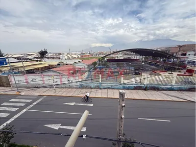 🔝Casa Comercial Paralela A Colegio Gran Unidad Escolar En Mariano Melgar. Ubicada En La Avenida Que Da A Los Incas.