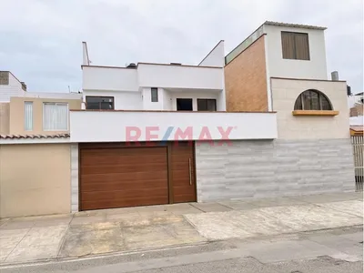 Vive A Un Paso De Todo, En Urb. Cedros De Villa - Chorrillos!!… En Moderna Y Acogedora Casa De 3 Pisos