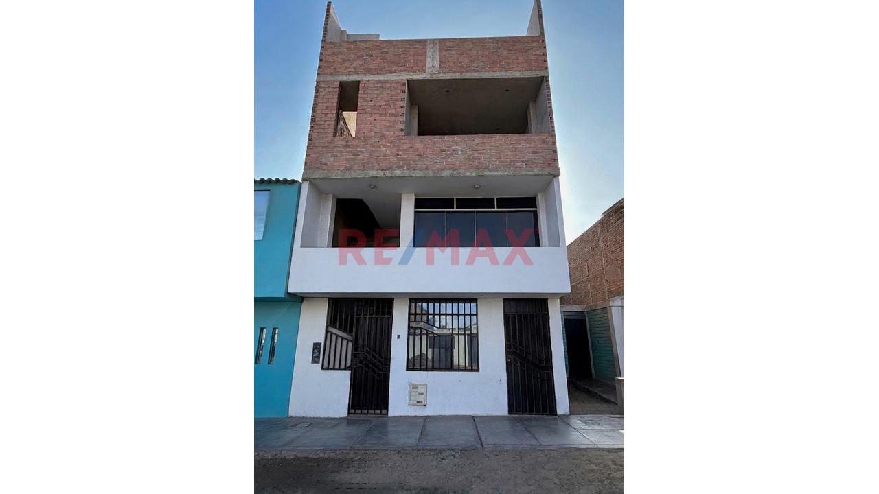 Casa De 3 Pisos + Azotea - Manuel Arevalo