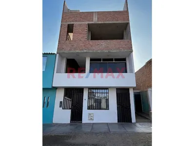 Casa De 3 Pisos + Azotea - Manuel Arevalo