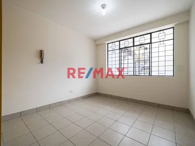En Venta Funcional Departamento U Oficina En Piso 1 En Av. Patriotas En San Miguel