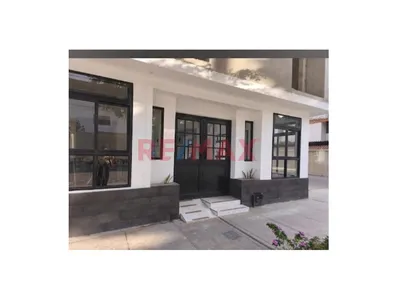 Moderno   Local  Comercial  En  Urb.  Angamos