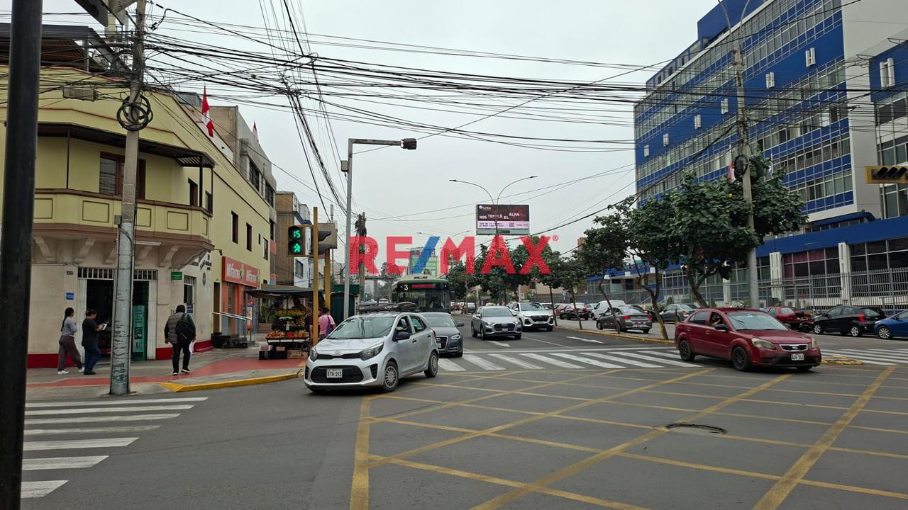 Atencion Inversores Terreno 600 M2 Comercial 7 Pisos Permitidos Zona Potencial En Av. Petit Thouards - San Isidro