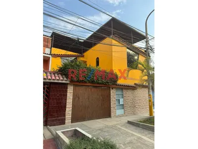 Vendo Amplia Casa- Frente Parque– A 1 Cdra.Universitaria- A Media Cdra.-Av.San Felipe - Comas