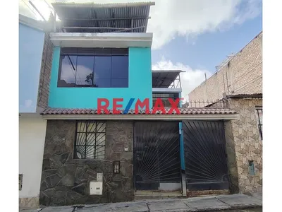 Casa En Venta En Villa El Salvador 108M2 06Dorm Cochera