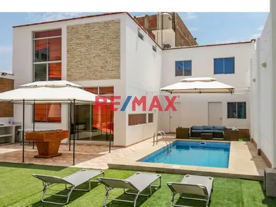 Amplia Casa Con Piscina En Eten