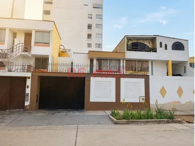 Vendo Amplia Casa Familiar De 160 M² Frente Al Colegio Claretiano. San Miguel