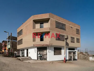 Se Vende Una Amplia Casa De 3 Pisos  En Esquina Con 3 Locales Comerciales En Primer Piso