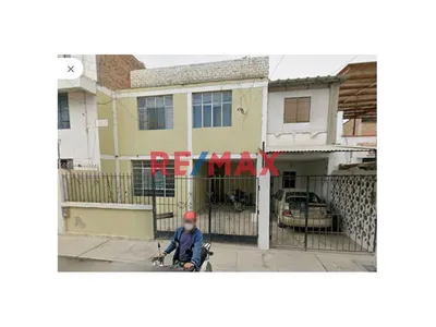 Venta De Casa De Dos Pisos En Urb. Bancarios Muy Cerca Al Real Plaza