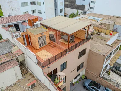 Casa en venta · Santa Rita, Santiago de Surco · 235 m², 7 dorm.