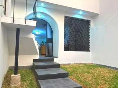 Casa en venta · Avenida Mariscal Ramón Castilla, Santiago de Surco · 288 m², 5 dorm.