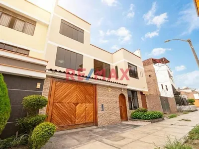 Venta de Casa en La Molina - Lima 10 Dormitorios