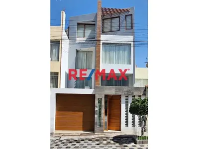 Venta De Hermosa Y Moderna Casa En Miraflores