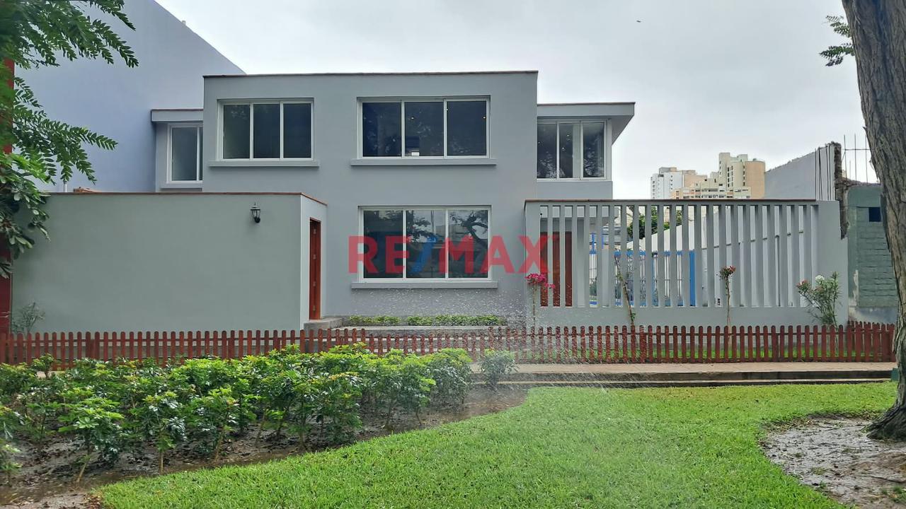 Alquiler De Impecable Casa Totalmente Remodelada Frente A Parque Privado En San Isidro