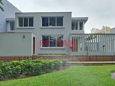 Alquiler De Impecable Casa Totalmente Remodelada Frente A Parque Privado En San Isidro