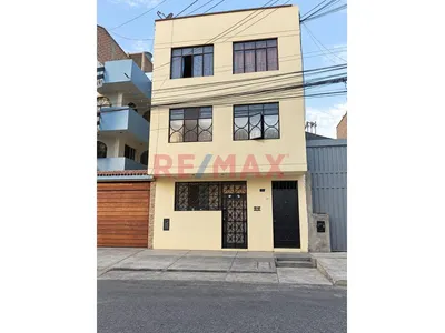 🏡 ¡Venta De Casa De 3 Pisos Mas Azotea!✨