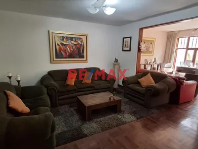 Vendo Casa Frente A Parque En Zona Tranquila Y Segura De Surco