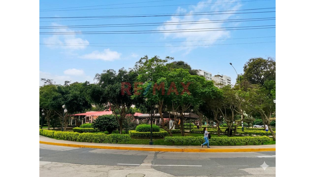 Venta De Departamento En 5To Piso, Excelente Ubicación Frente A Un Parque, En Pueblo Libre