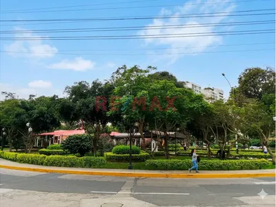 Venta De Departamento En 5To Piso, Excelente Ubicación Frente A Un Parque, En Pueblo Libre