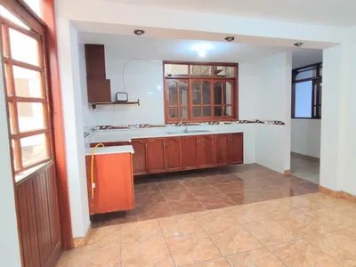 Casa Multifamiliar - 3 Departamentos En Una Sola Propiedad + Cochera