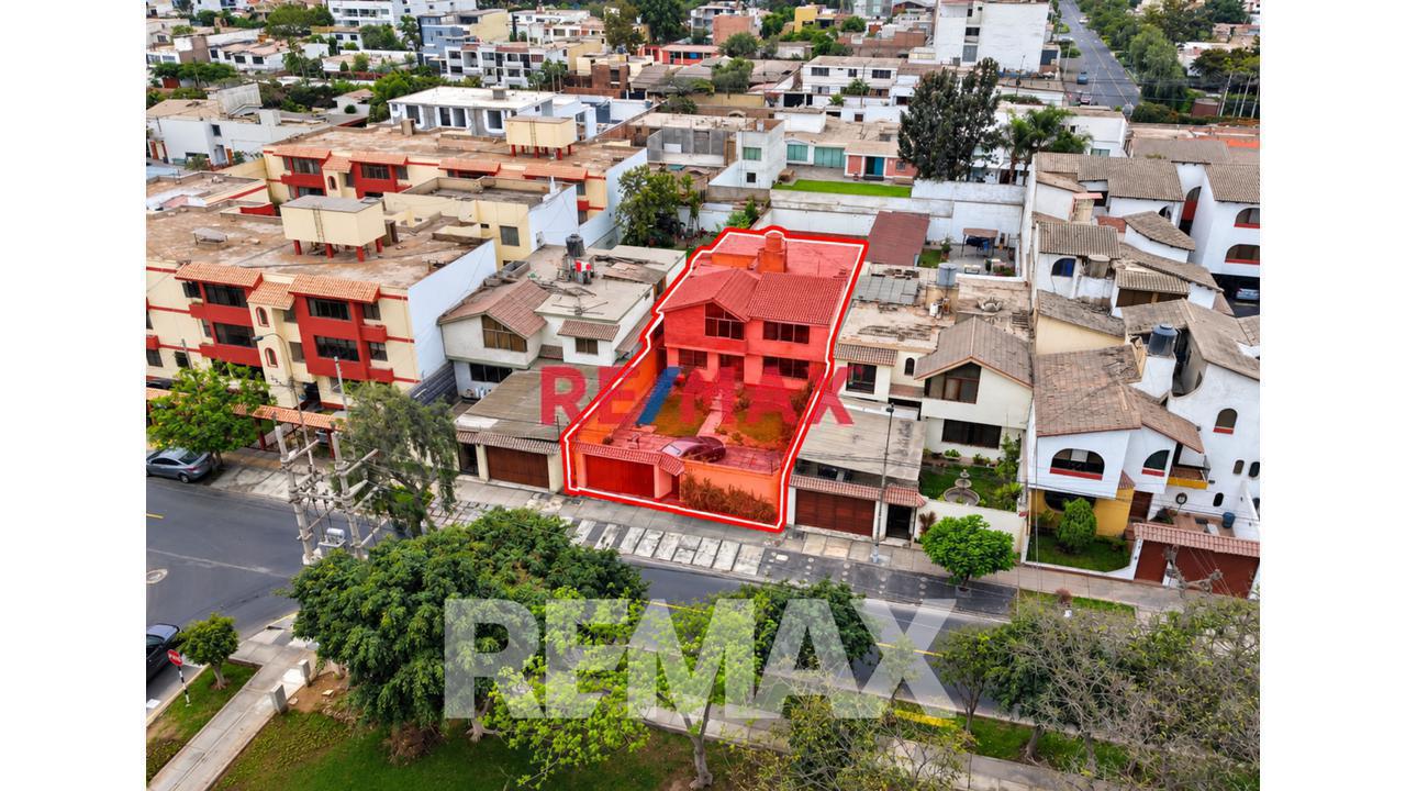 Venta De Casa Frente A Parque En La Molina – 583 M² De Terreno