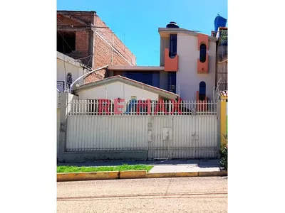 🏡 Casa Amplia De 3 Pisos De 160 M² Con Cochera En San Carlos
