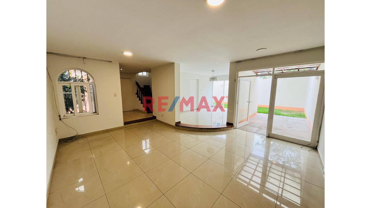 ¡Gran Oportunidad En Surco! Venta De 2 Casas A Precio De Terreno, En Un Area De 450 M² Con Terraza Y Cochera Doble