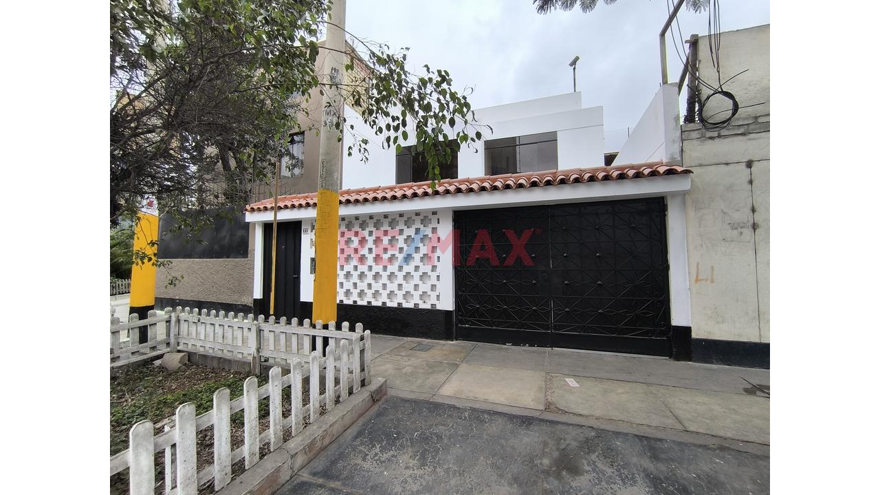 Casa Completa En Alquiler En Breña — 2 Pisos Y Cochera | S/6,000