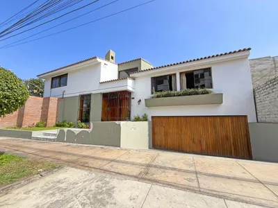 Venta de Casa en Santiago de Surco - Lima 6 Dormitorios