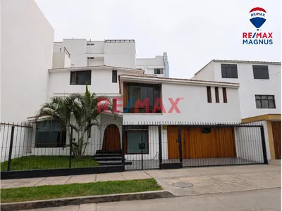 Casa En Alquiler En San Borja | 331 M² De Terreno | 4 Dormitorios + Estudio | 2 Estacionamientos