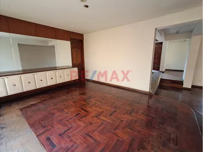 Se Alquila! Casa Residencial De 3 Pisos Frente A La Universidad De Lima Y Jockey Plaza - Surco