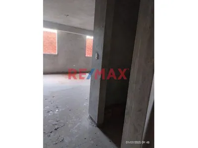 : 🔥 Jr. Cuzco: Casa De 3 Pisos En Casco Gris — Gran Potencial De Inversión 🏗️🏡