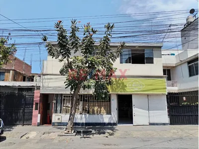 Casa En Venta De 2 Pisos A Media Cuadra De La Comisaria De Salamanca, Ate