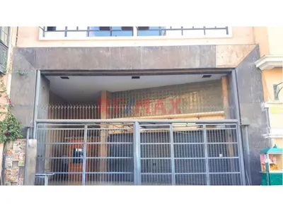 Venta De Edificio En La Plaza De Armas De Lima.
