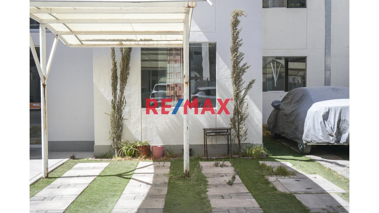 ¡Vive En Primer Piso Con Patios Propios! Departamento De 3 Dormitorios Y Estacionamiento En Cerro Colorado!