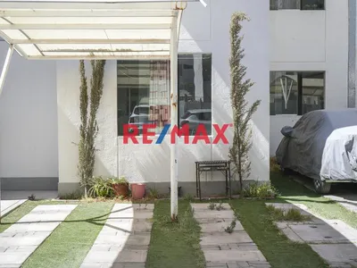 ¡Vive En Primer Piso Con Patios Propios! Departamento De 3 Dormitorios Y Estacionamiento En Cerro Colorado!