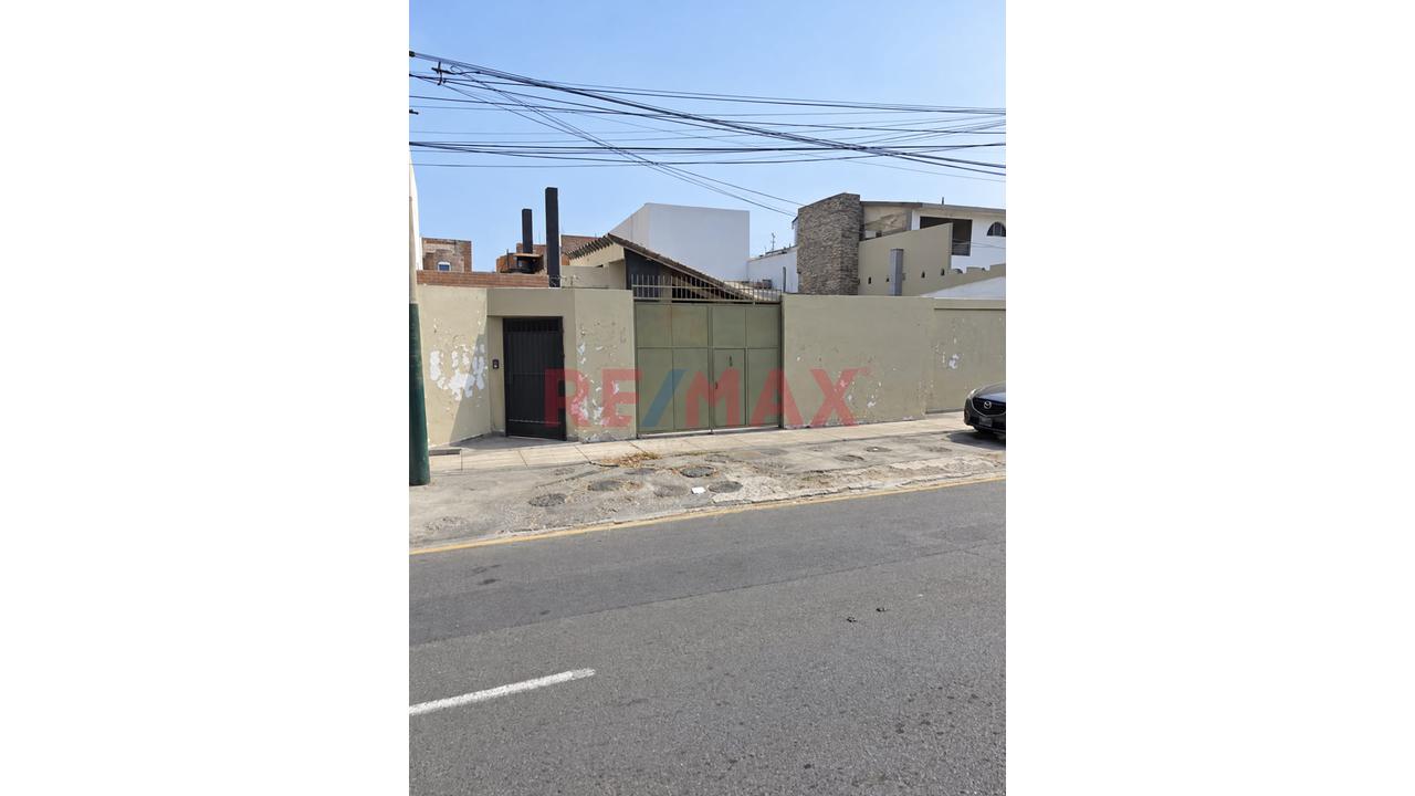 Casa En Venta Como Terreno En Av. Raúl Ferrero La Molina