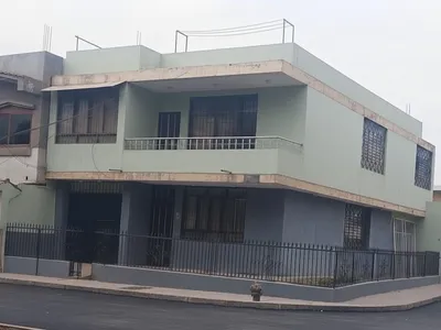 Se Vende Amplia casa de 2 pisos con cochera y azotea
