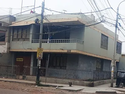 Se Vende Amplia casa de 2 pisos con cochera y azotea