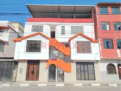 Casa Tres Pisos Y Local Comercial En Venta Lambayeque