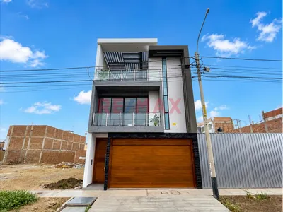 Casa De Estreno Frente A Parque En Venta