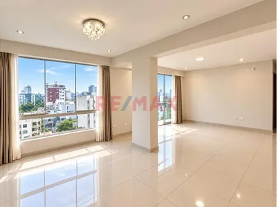 Se Vende Amplio Departamento En Céntrica Y Tranquila Zona En Surquillo. 3D + Estacionamiento + 2 Depósitos