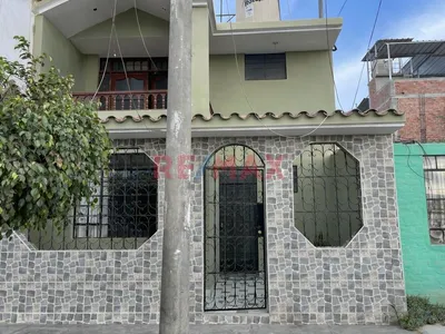 Venta De Casa 2 Pisos Urb. Manuel Arevalo